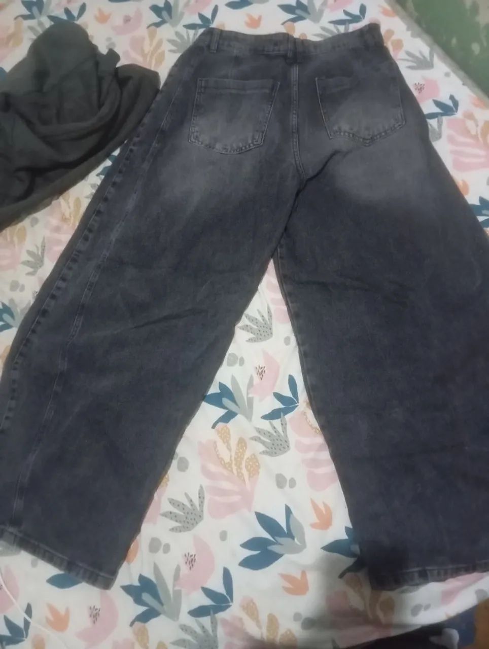 Calça Barrel em Jeans com Recortes e Pences - Foto 3