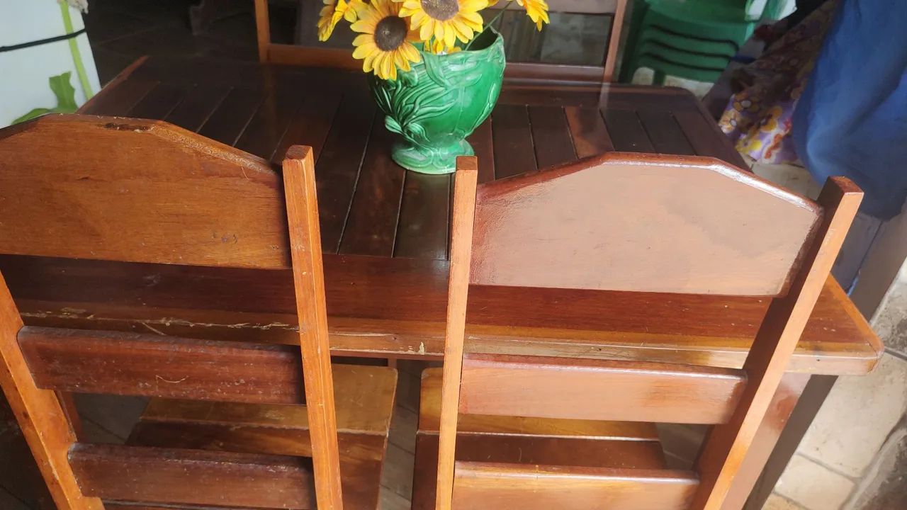 Jogo de mesa com 4 cadeiras de angelin toda em parafuso, ,valor 500 reais