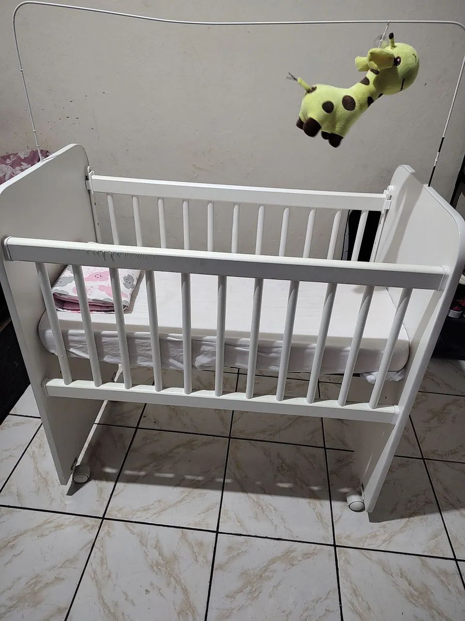 Berço americano branco com rodinhas e trava de segurança e com colchão - Foto 2
