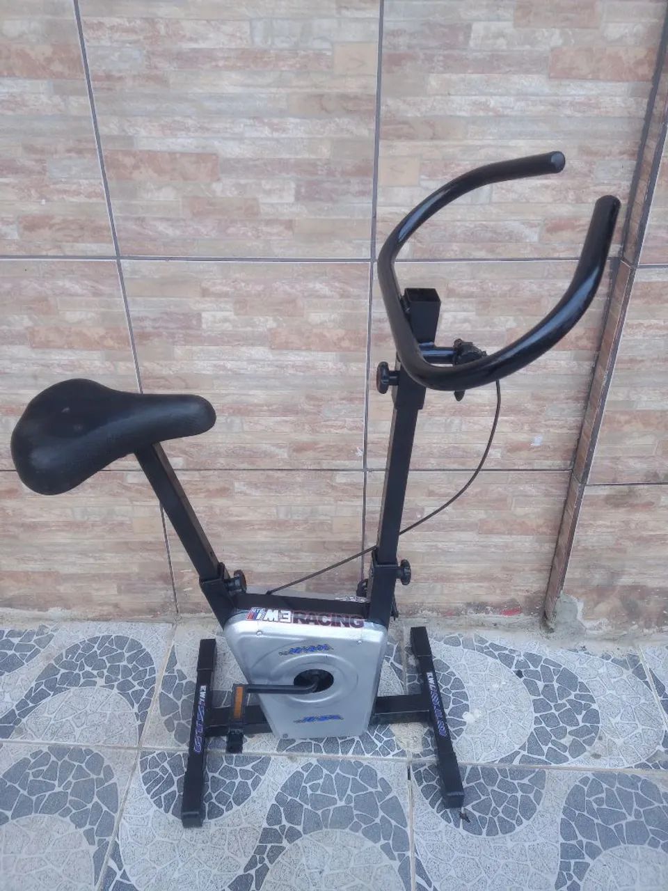 Bicicleta ergométrica semi nova com regulador de peso 