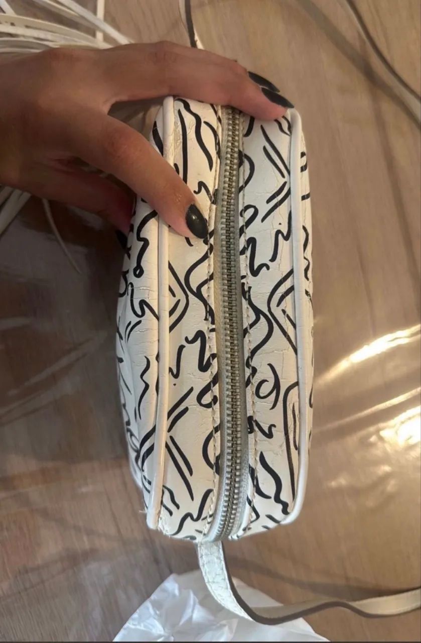 Bolsa Schutz com detalhes de uso  - Foto 4
