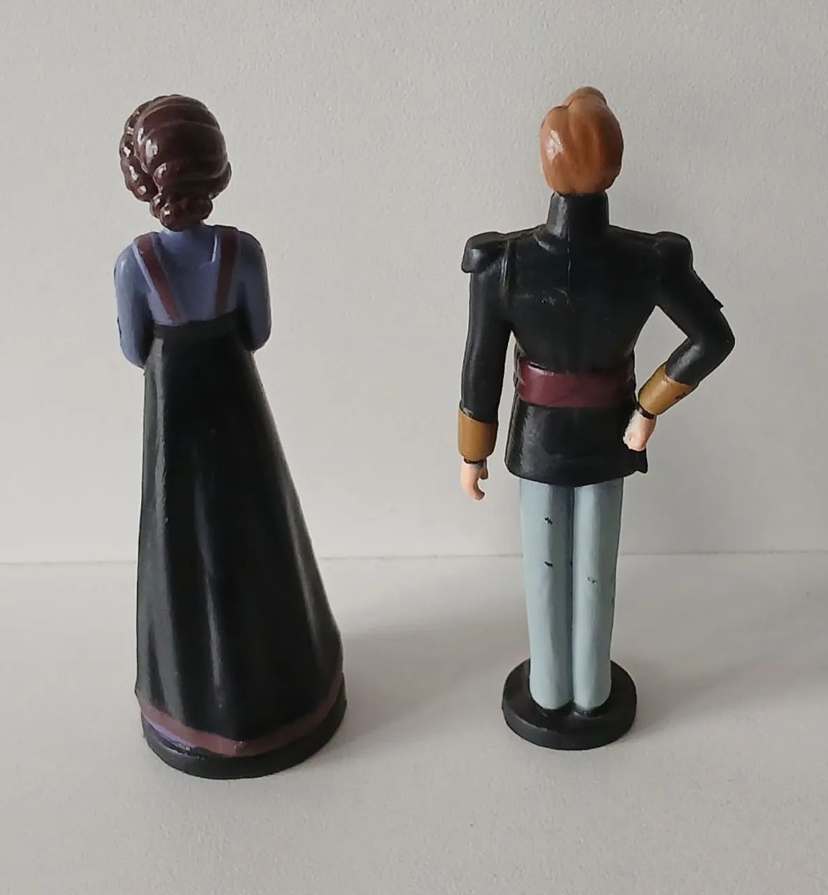 LOTE DUPLA BONECOS MINIATURAS ORIGINAIS DISNEY FROZEN 2 REI AGNARR RAINHA IDUNA - Foto 2