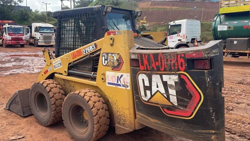 Mini-Carregadeira Caterpillar 226B - Foto 5