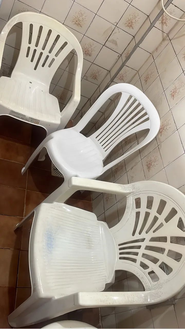 3 cadeiras resistentes de plástico  - Foto 2
