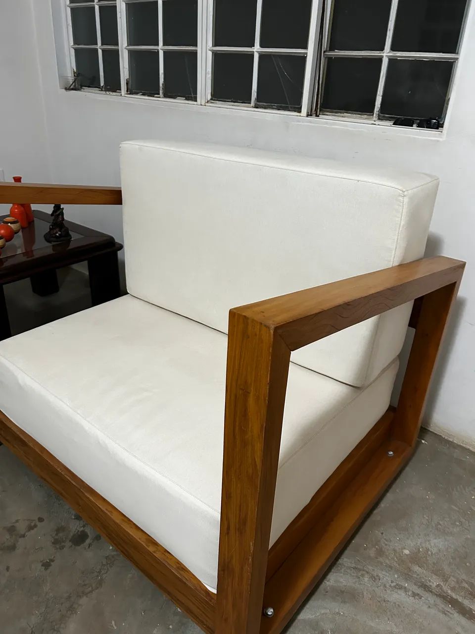     Poltrona Decorativa em Madeira Maciça com Estofado Branco 