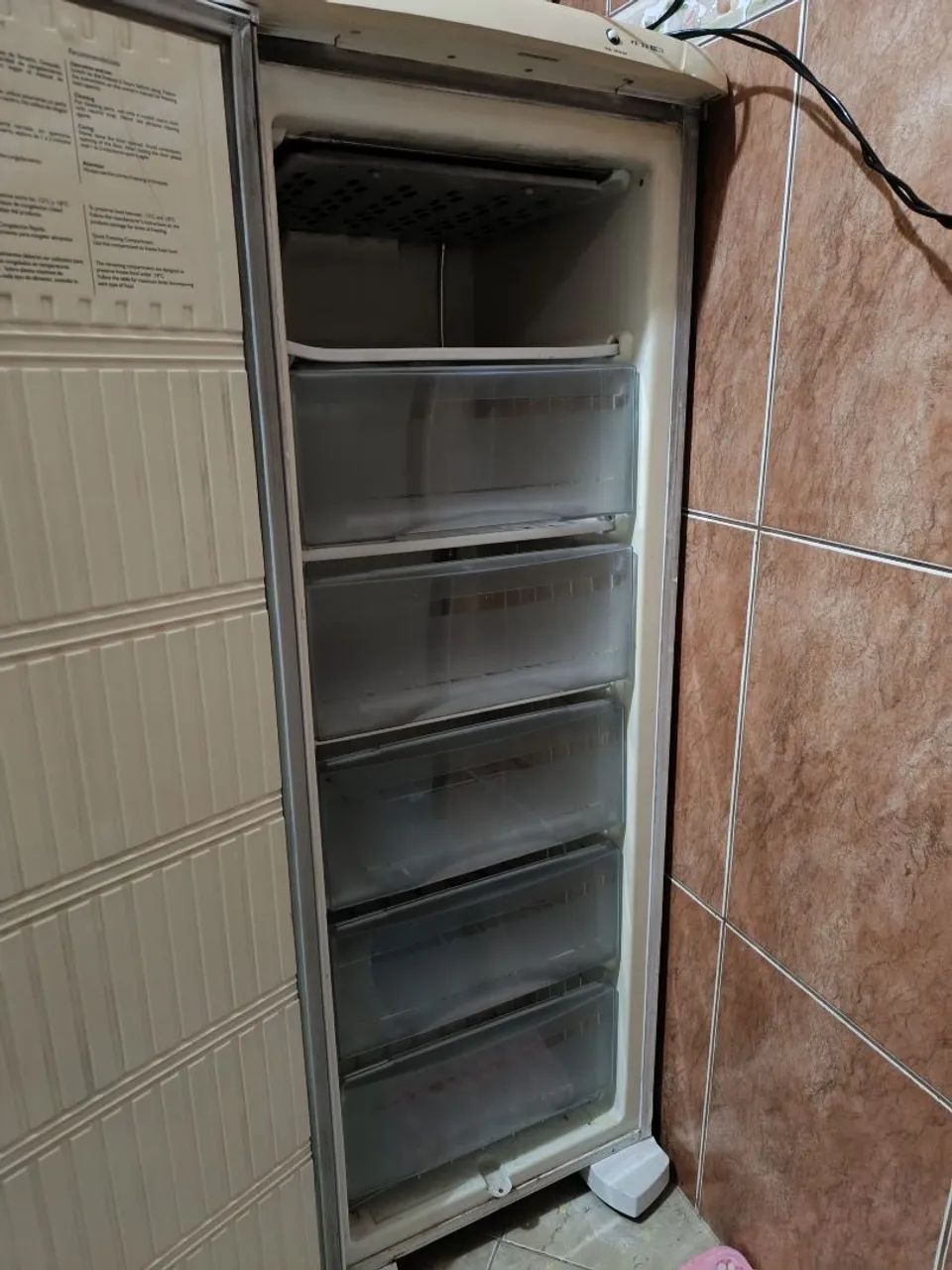 Freezer vertical Electrolux 173 litros 127v - Foto 2