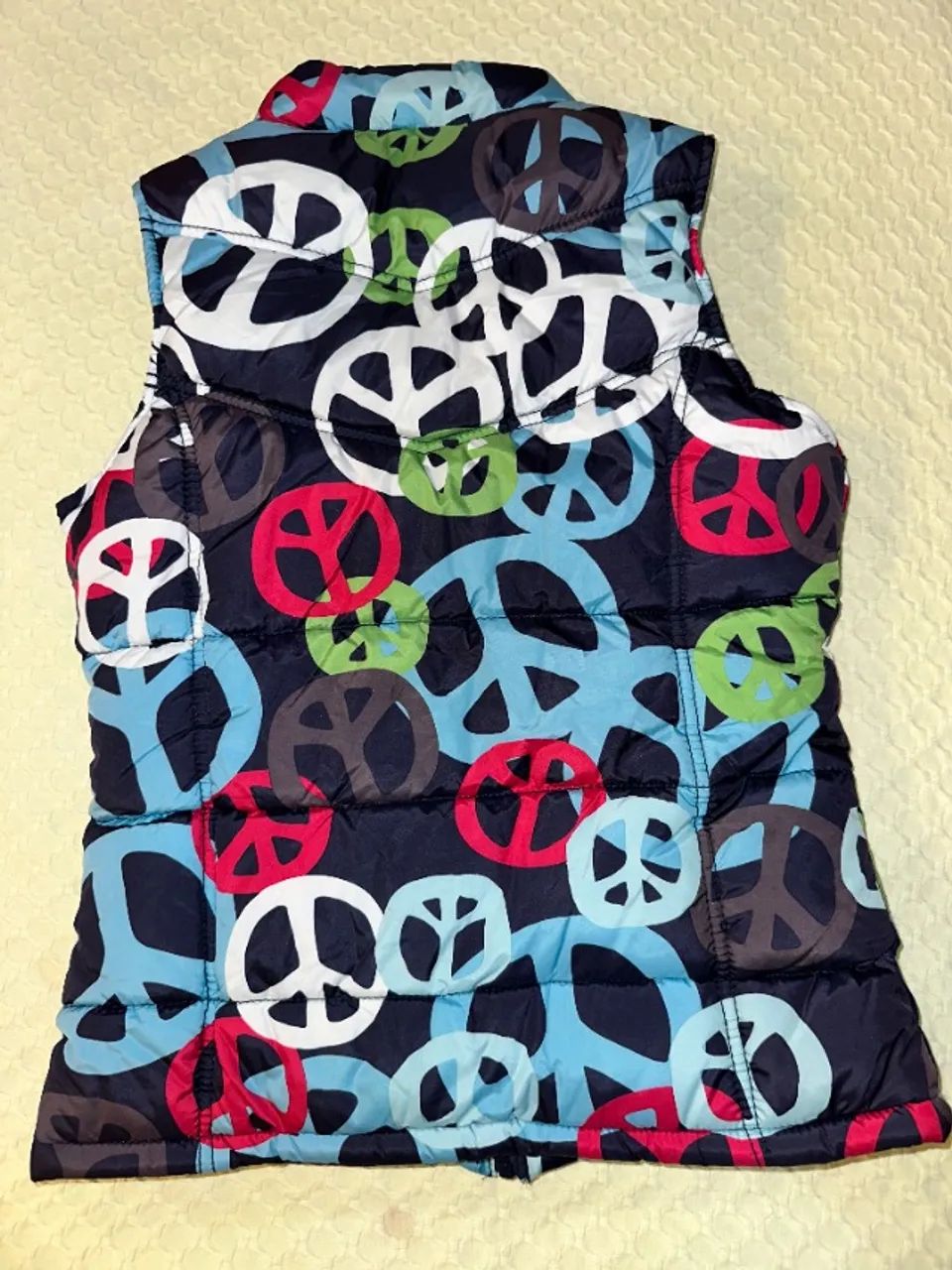 COLETE PUFFER ACOLCHOADO SÍMBOLOS DA PAZ - XXL/16 anos (Importado - Old Navy) - Foto 5