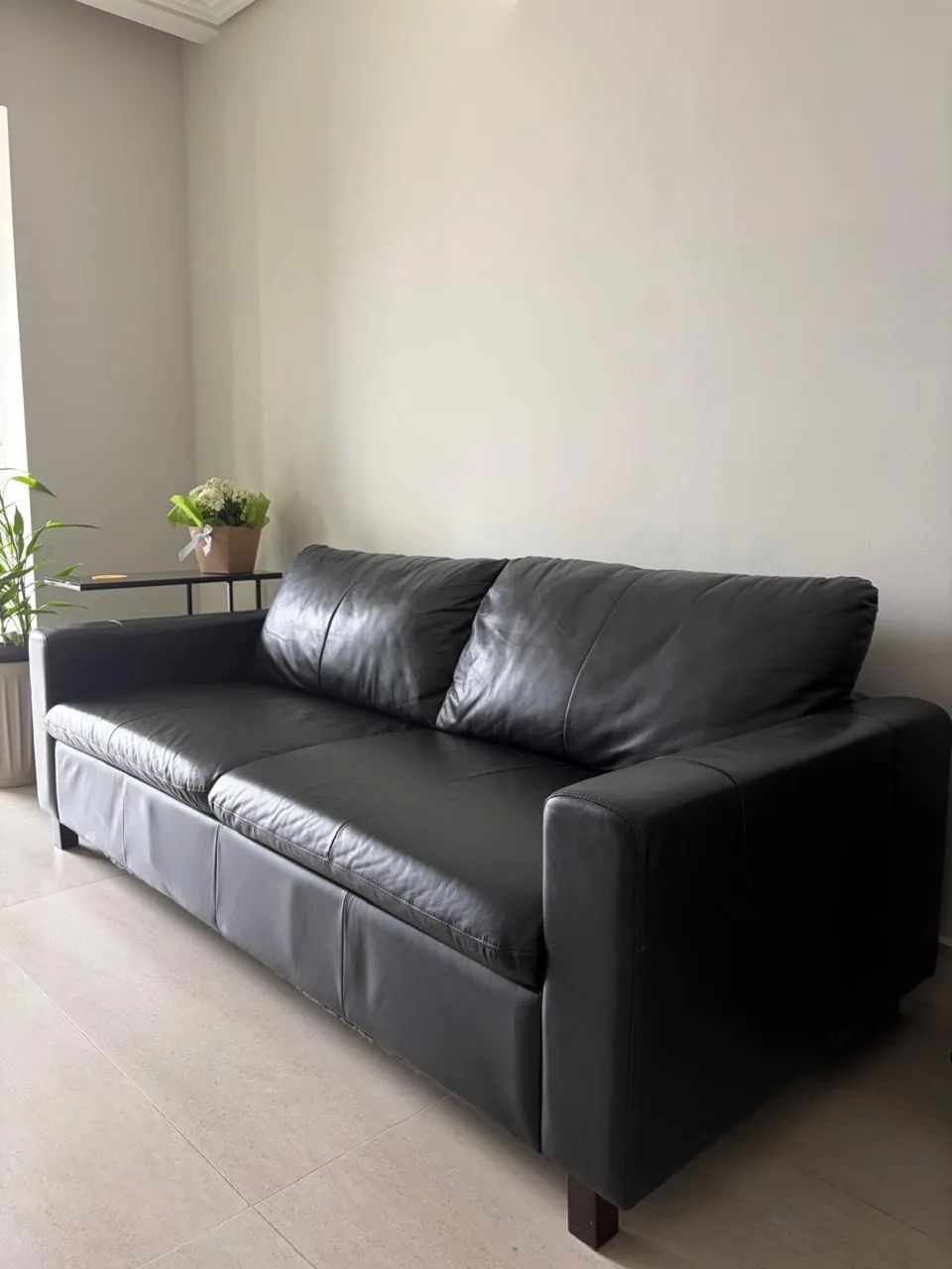 Sofá de couro Tok Stok 