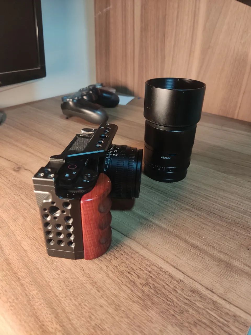 Sony Zve10+ 56mm 1.4 AF + 35mm 1.4