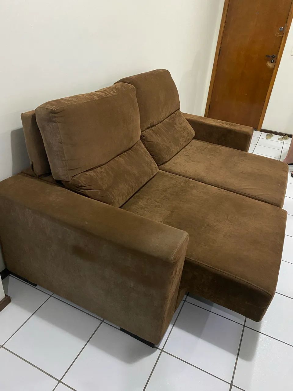 Sofá retrátil marrom dois lugares - Foto 3