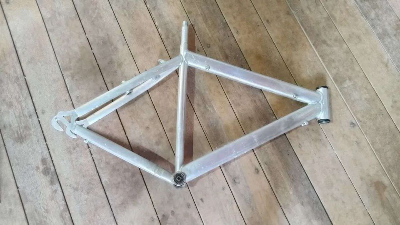 QUADRO DE ALUMÍNIO 26