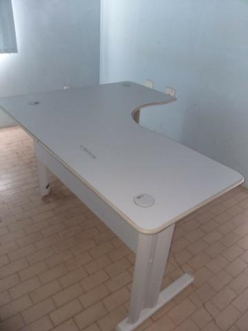 Mesa L para escritório/consultório