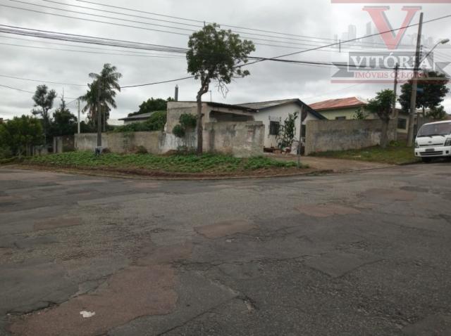 Terreno medindo 853,34m² no Xaxim próximo a Praça Jardim Esmeralda a cinco quadras da linh