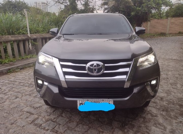 TOYTA HILUX SW4