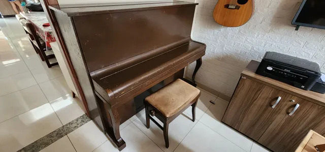 Piano Infantil em Madeira da Hering. Emite Som, porém n