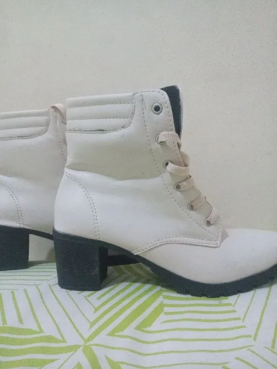 Bota branca com solado preto