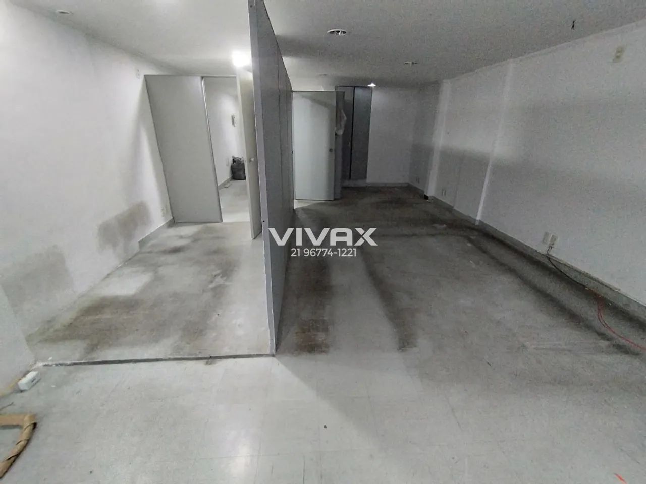 Méier - Rua Constança Barbosa - Sala Comercial Frente Rua Banheiro - 60 m² IPTU - Desocupa