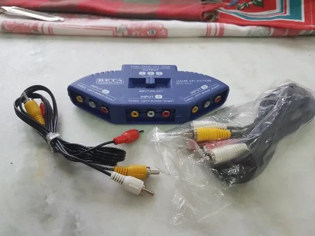 Adaptador com entrada de um AVI e saida para 3 