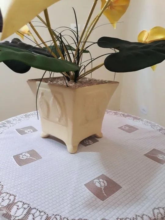 Arranjo de Vaso em Plástico Trabalhado com Flor Artificial danificada - Foto 5