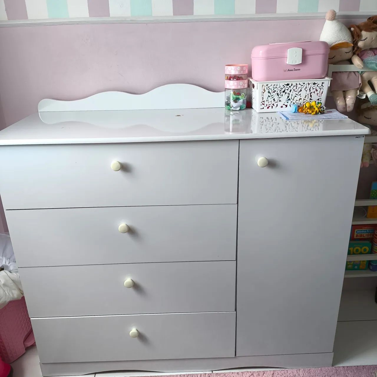Cômoda infantil branca com 4 gavetas e 1 porta
