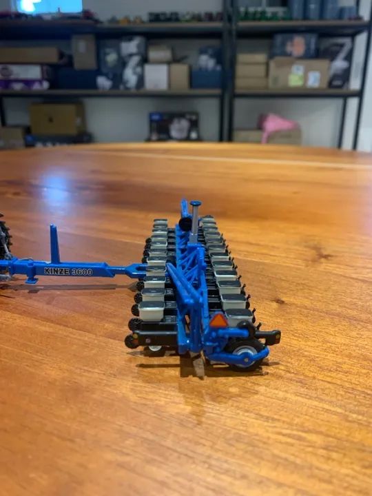 Miniatura plantadeira Kinze 3605 1/64 16 linhas 