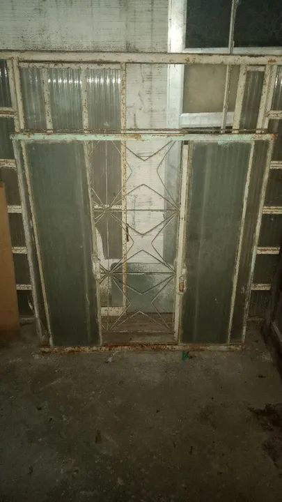 Janela de ferro com grade e vidro. - Foto 5