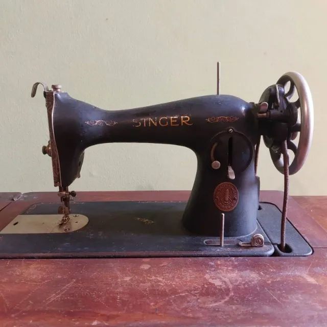 Antiga Máquina de Costura Singer com Gabinete - Foto 2