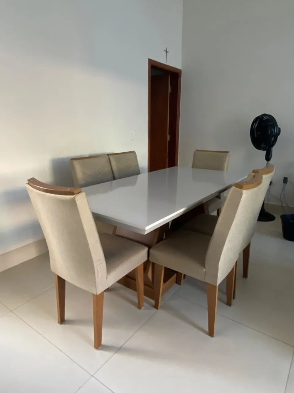 Mesa de jantar com cadeiras