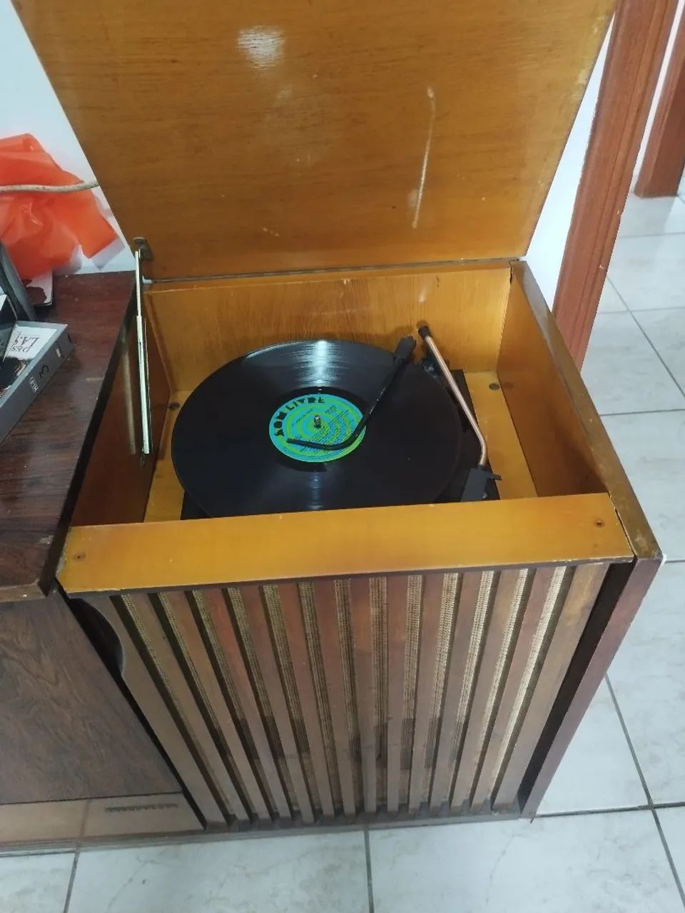 Rádio  vitrola Antigo de Movel - Foto 3