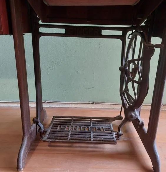Antiga Máquina de Costura Singer com Gabinete - Foto 3