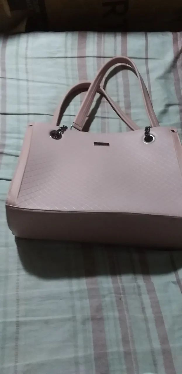 Bolsa de Ombro Rosa com Detalhes em Corrente - Foto 2