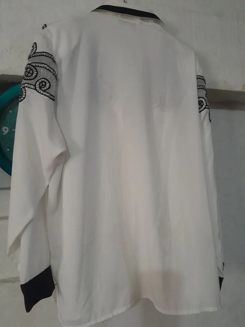 Camisa branca com bordado preto - Foto 5