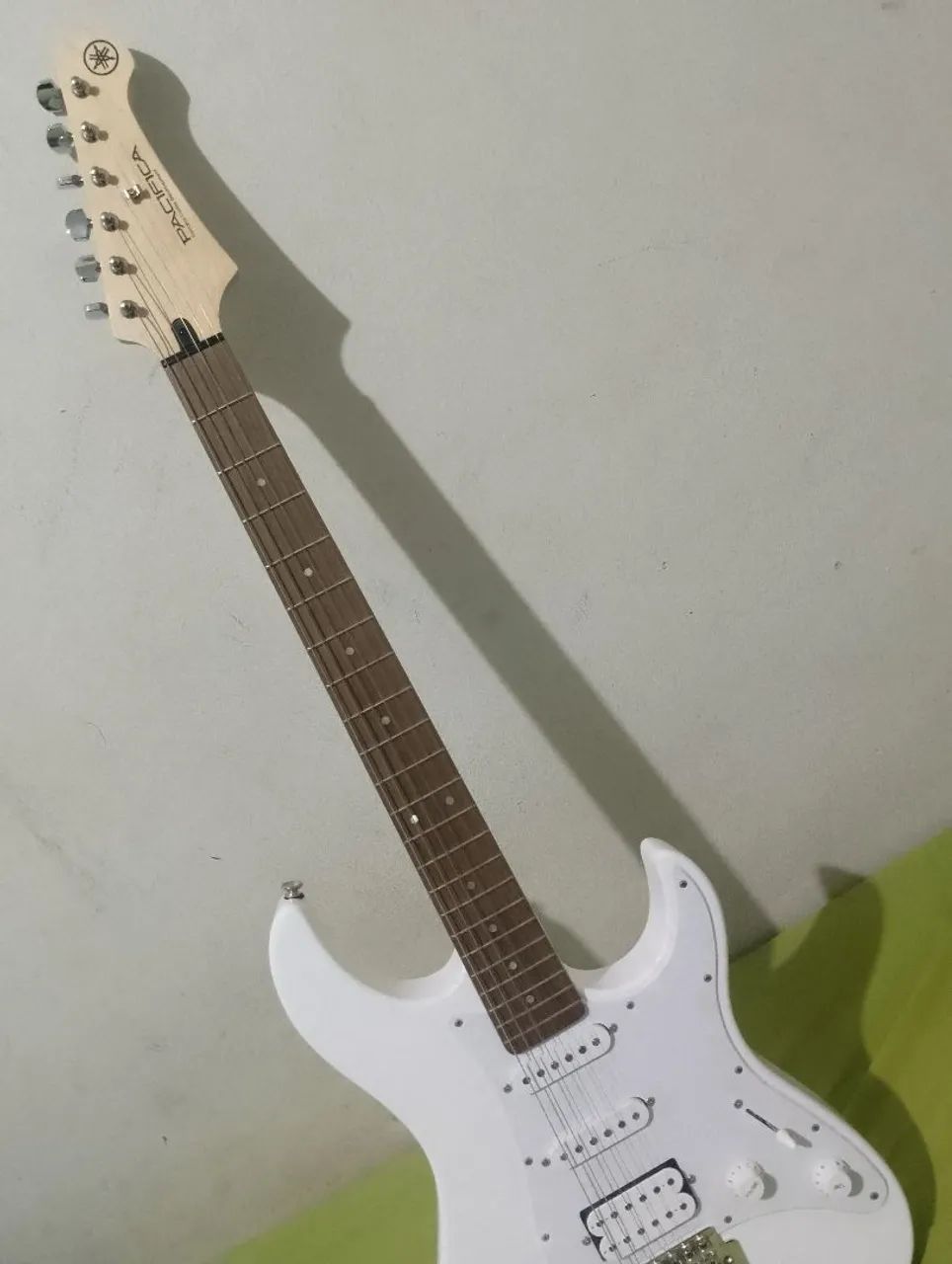 Guitarra Elétrica Yamaha PAC012/100 series 012 de mogno 2023 white brilhante  - Foto 2