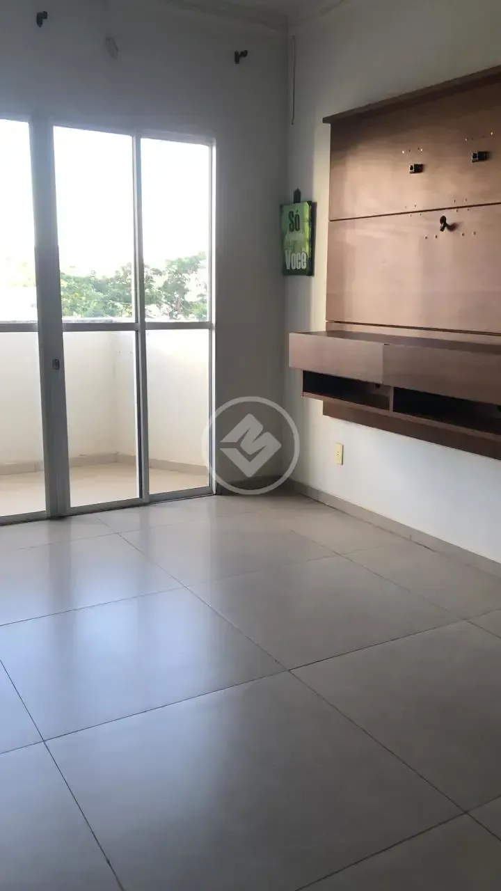 Locação de apartamento com 2 quartos, sendo 1 suíte, varanda, ampla sala. Excelente locali