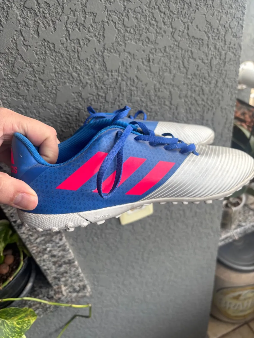 Chuteira Adidas Azul e Rosa 44