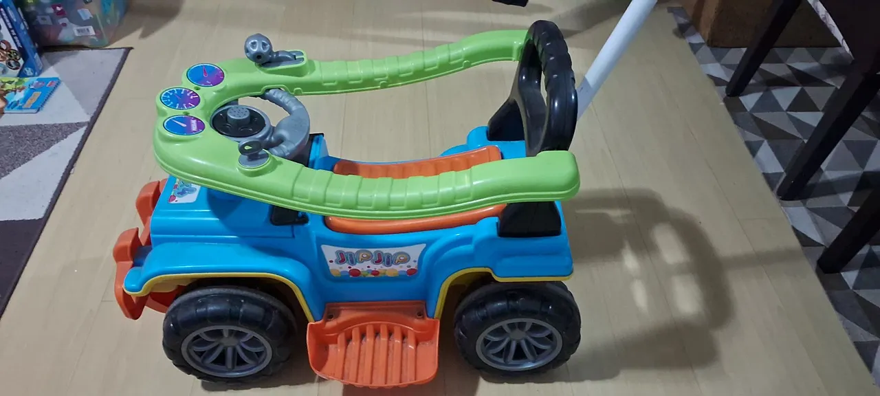 Carrinho de passeio infantil com atividades