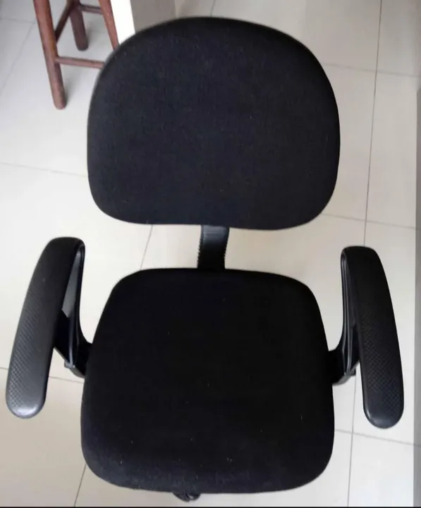 Cadeira giratória preta
