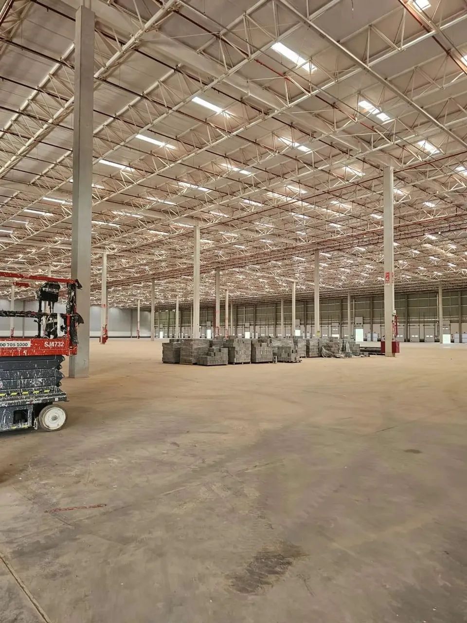Galpão Logístico para locação com 1.824m² de ABL, 04 docas, Pé direito 12 mts, em Goiânia 