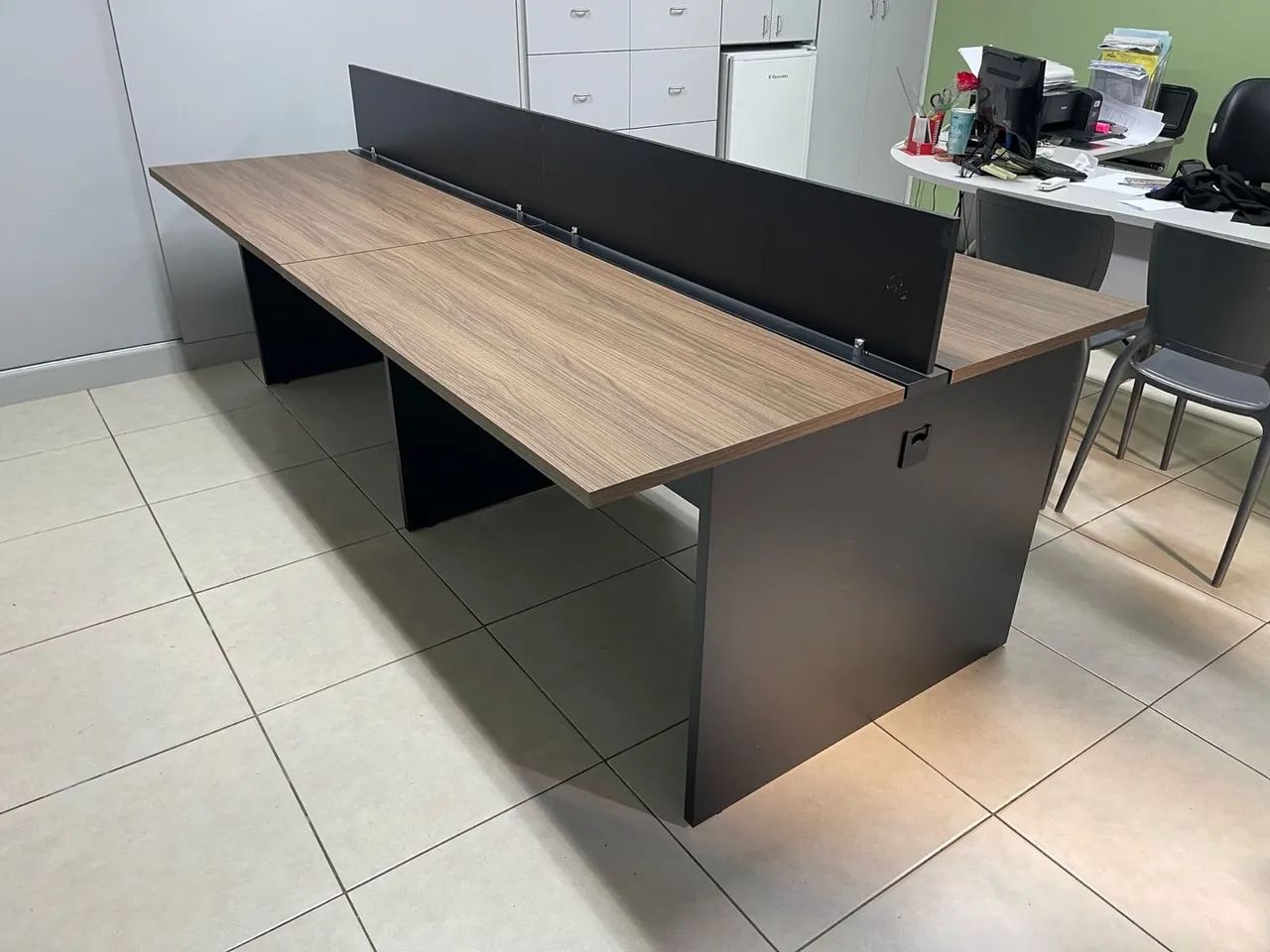 Mesa ESTACAO DE TRABALHO 4 lugares  de escritório com divisória