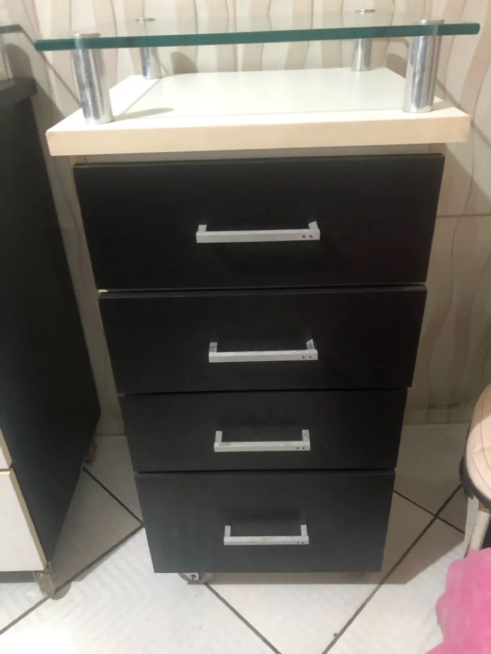 Cômoda com gavetas e tampo de vidro - Foto 2