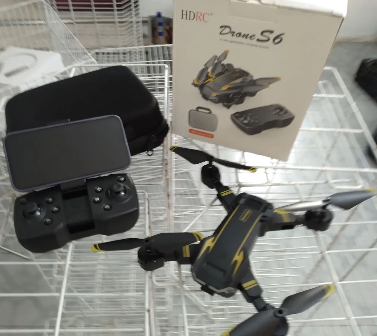 Drone S6 c/ câmera HD, controle, bateria recarregável,  Novo - Foto 6