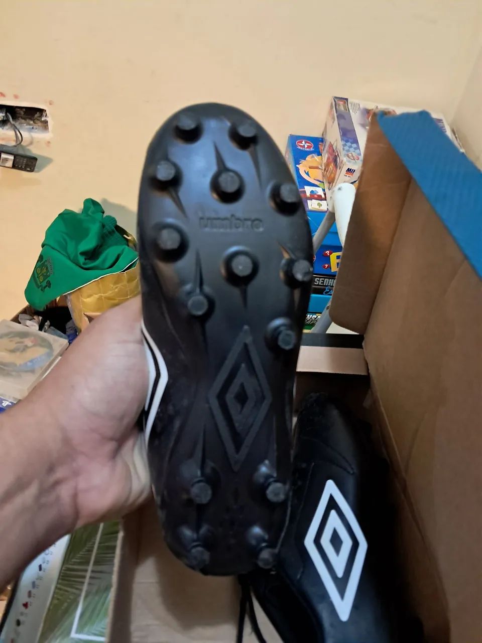 Chuteira Umbro nova na caixa N°35 - Foto 4