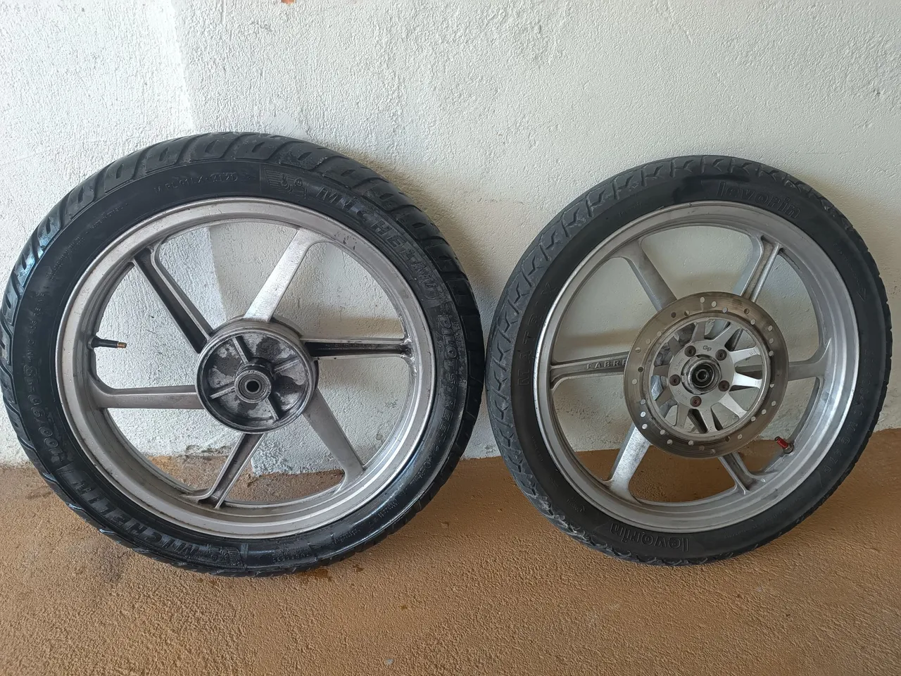 Rodas de moto com pneus