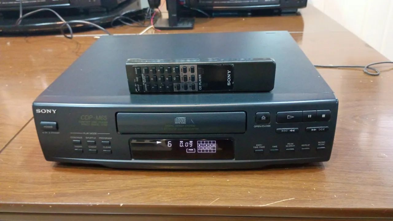  CD Player Sony CDP-M65 funcionando com controle remoto 