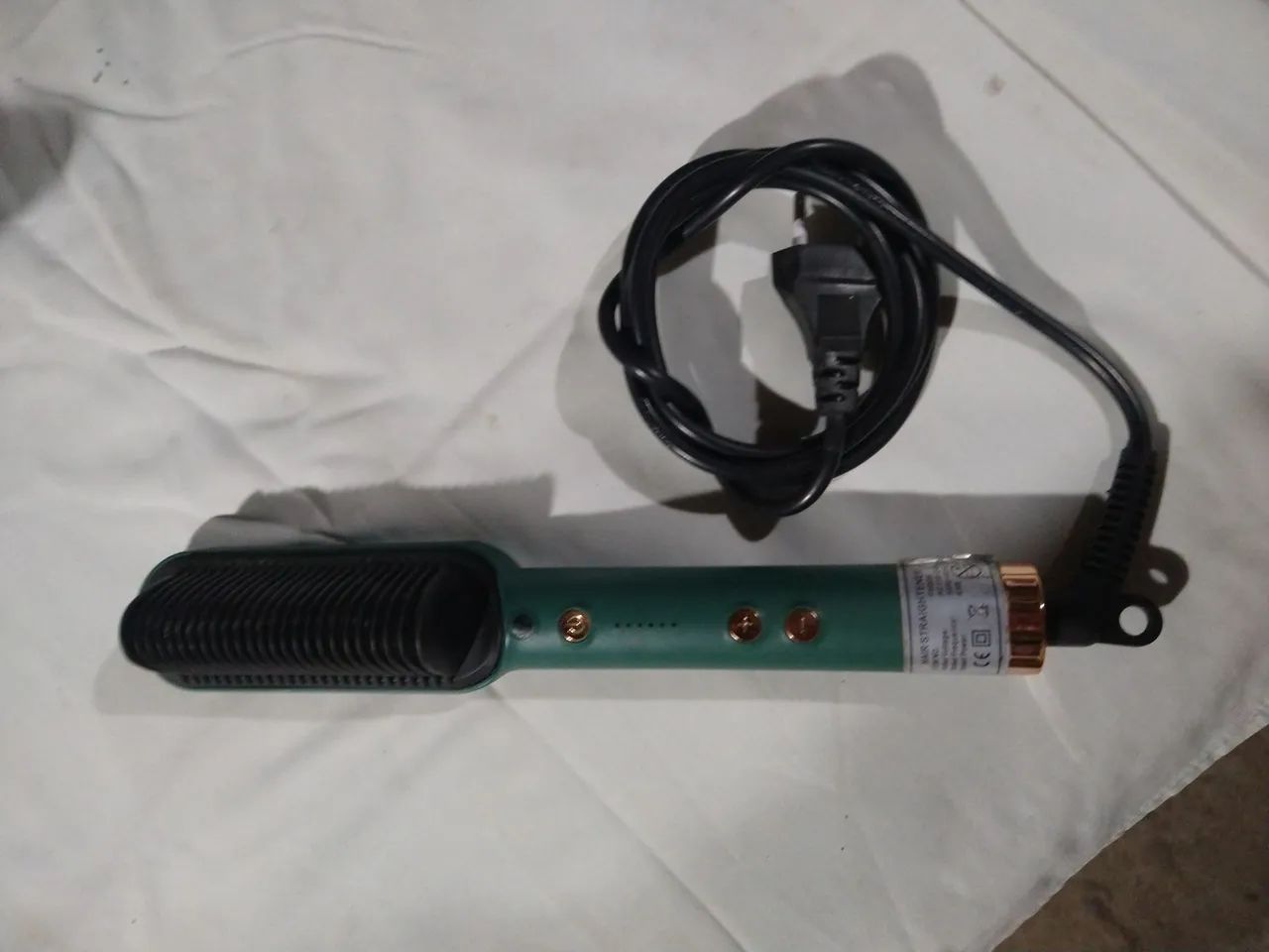 Escova alisadora com aquecimento bivolt.