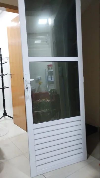 Porta de alumínio com vidro e veneziana 75x2,06 MT - Foto 2