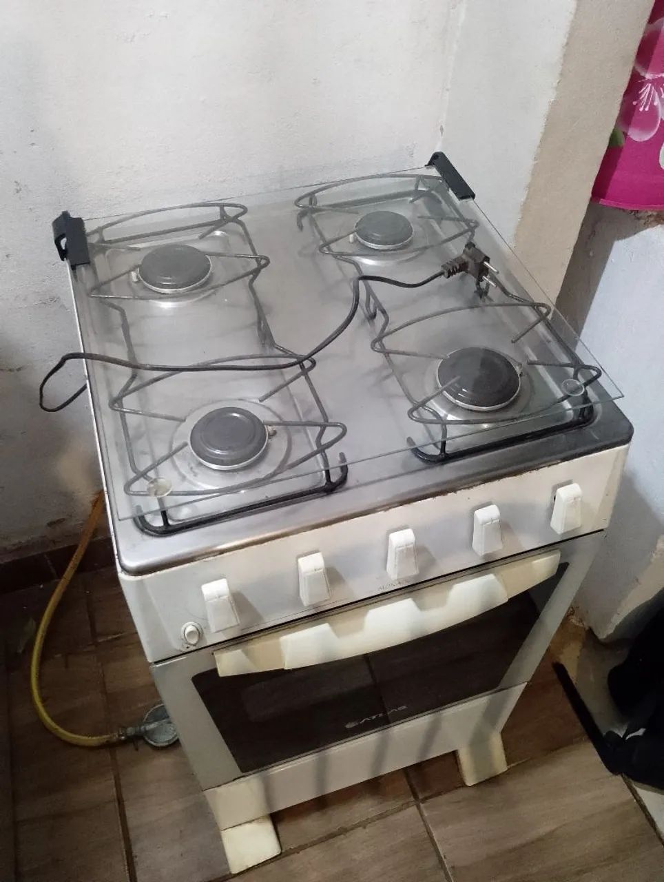 Vendo fogão tudo funcionando, elétrico 100,00 não entrego