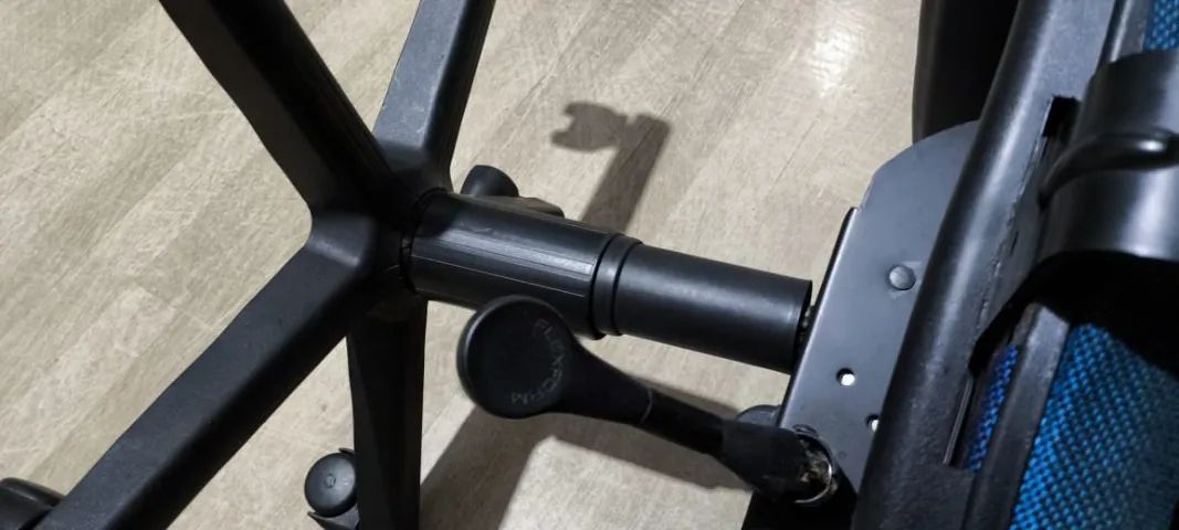 Cadeira escritório giratória Flex Form  - Foto 5