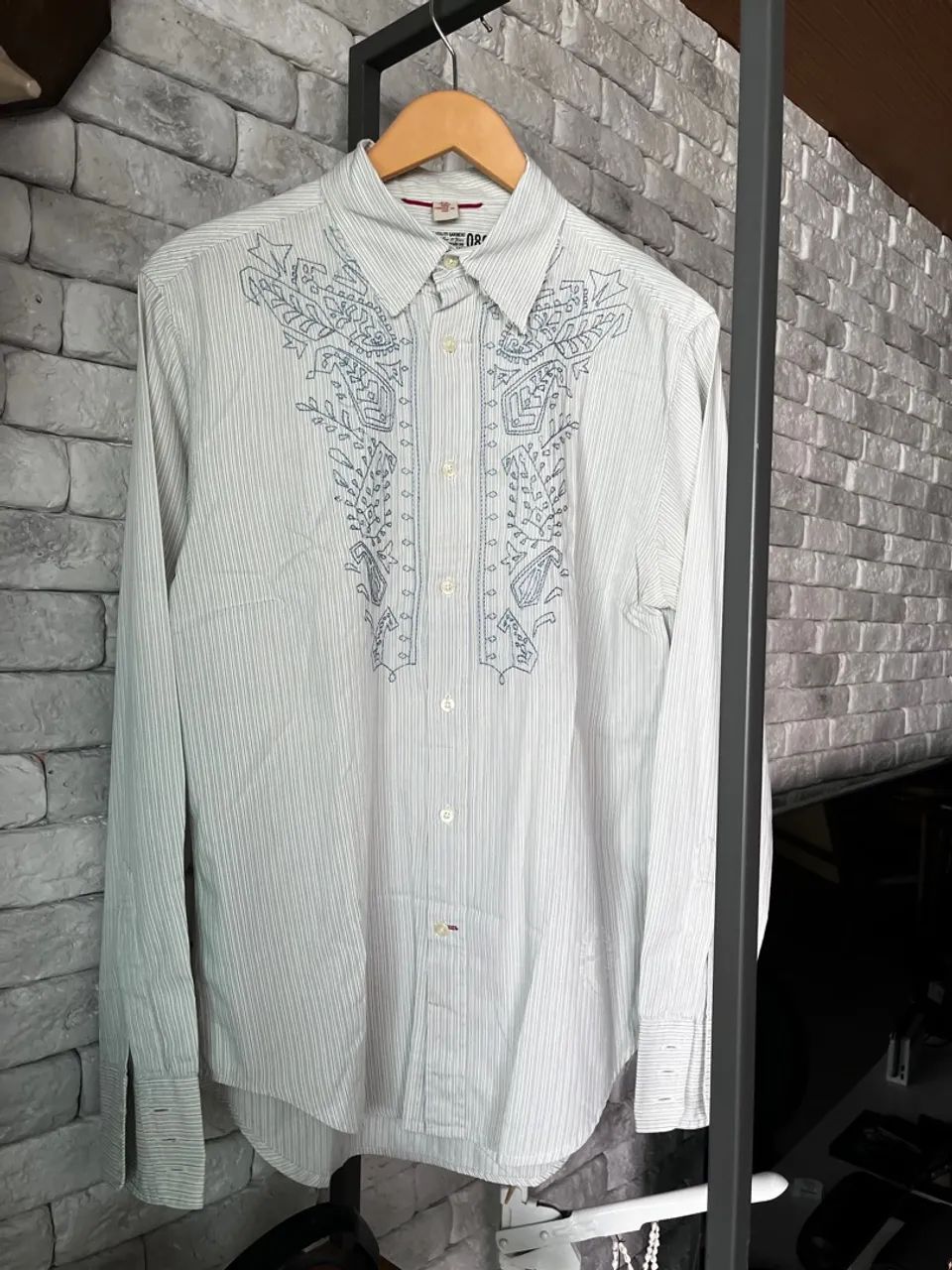 Camisa Guess Bordada Listrada - Tamanho S - Foto 2