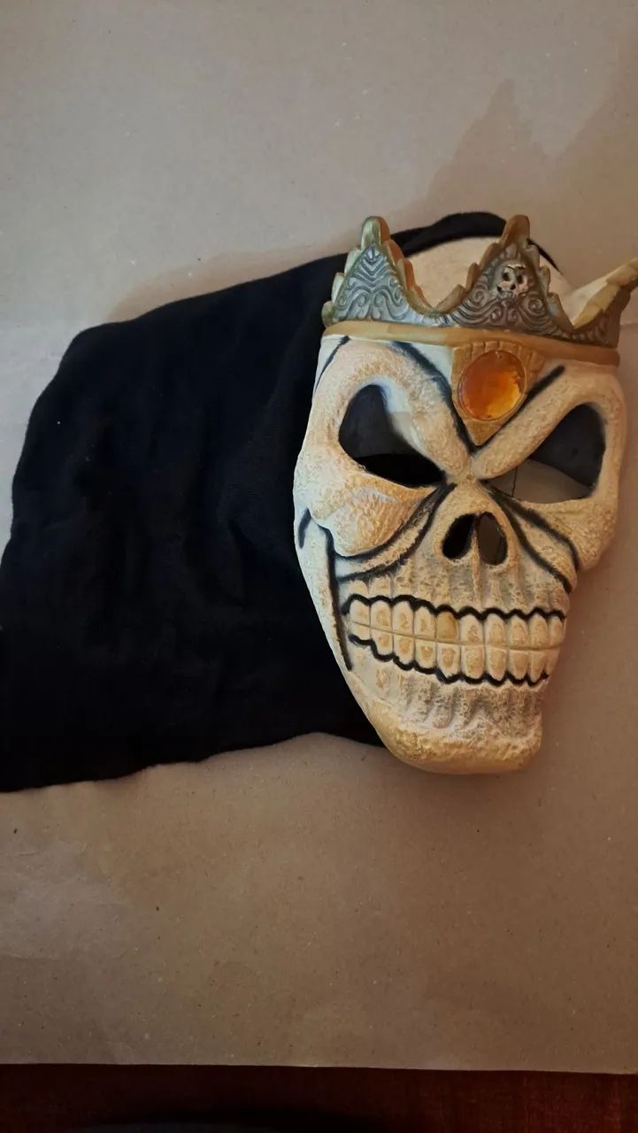 Máscara de caveira com coroa para fantasia - Foto 4